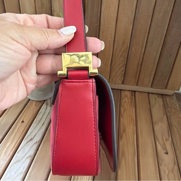 Mondani New York Red Baguette Shoulder Bag, Minimal Y2K Structured Gold Hardware - Picture 5 of 10